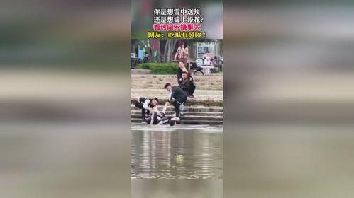 吃瓜群众踢球视频,场边踢球乐趣多