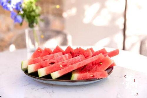 云南丽江小伙吃瓜,小伙的夏日吃瓜奇遇记