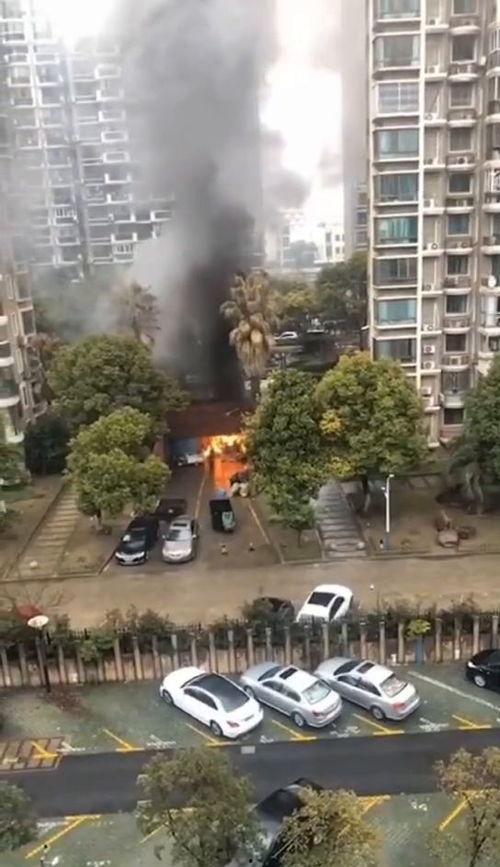 小区吃瓜墙,邻里八卦的欢乐源泉