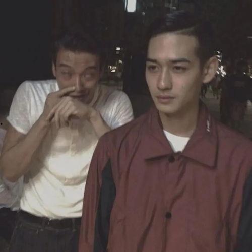 头像埋头吃瓜图片男,男生化身吃瓜群众，趣味横生的一幕