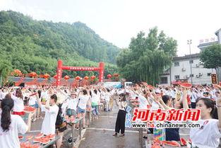 大爷吃瓜现场图片,表情包走红网络